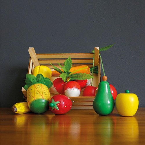 Frutas y verduras en caja de madera